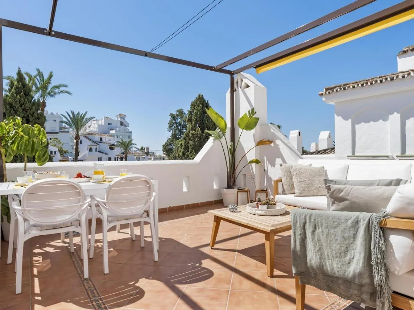 3 Bedroom Apartment In Aldea Blanca マルベーリャ スペイン